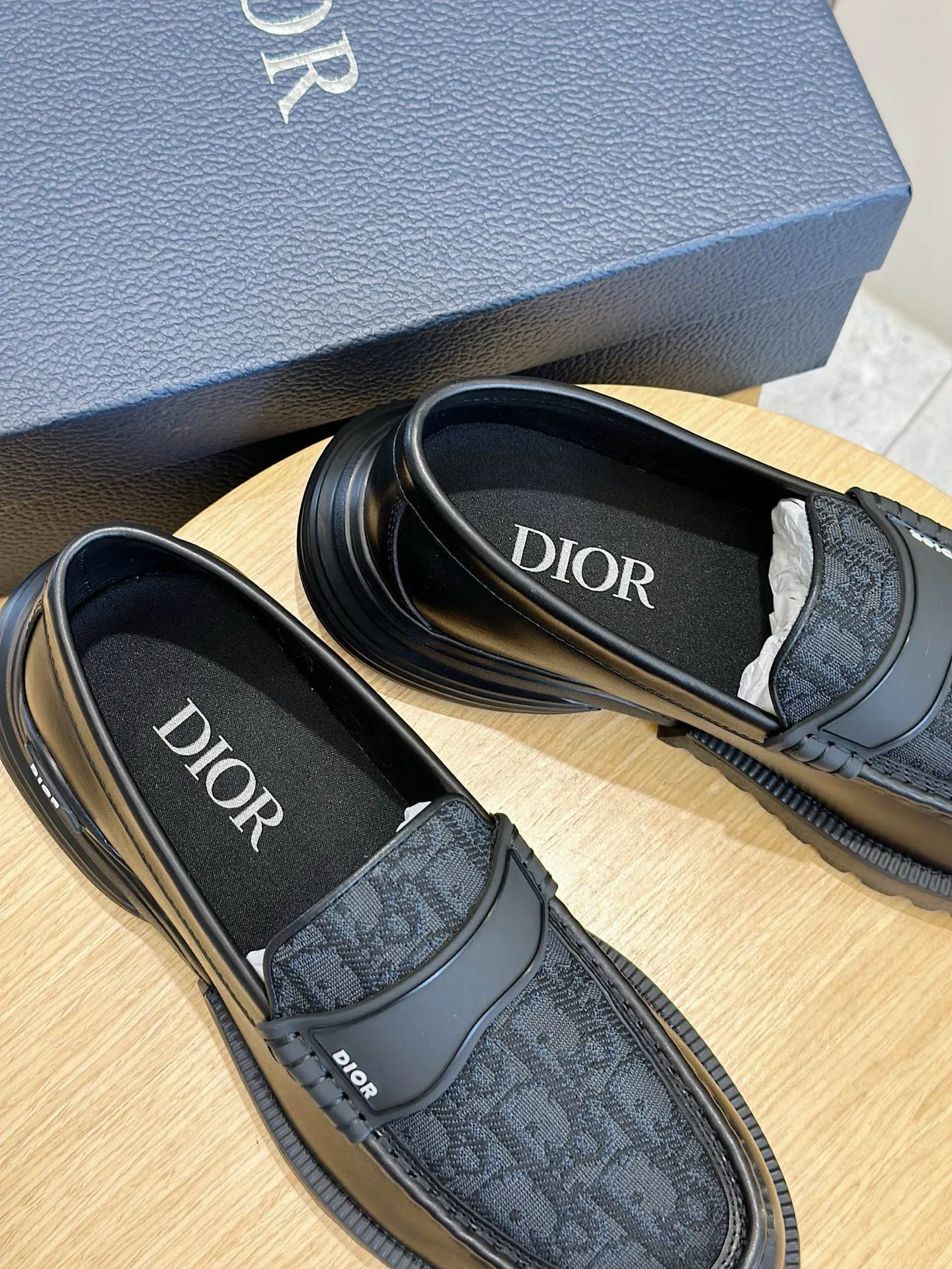 Factory price: 540💰◾️▫️Dior Combat Derby shoes are a new product in the 2024 spring men's wear series, presenting a mixed style that combines fashion design with sports elements. Crafted from black buffed calfskin leather with beige and black Oblique print panels on the sides and tongue. Designed with laces and technical zipper closure, the lightweight mixed-style sole highlights the charm of high-end customization. The Dior signature on the side enhances the style and will add a trendy touch to any look this season. Size: 39-44 (customized at 38.45)